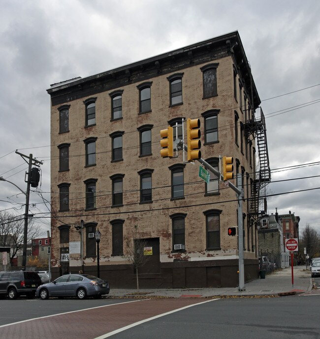 143-145 Christopher Columbus Dr in Jersey City, NJ - Building Photo - Building Photo