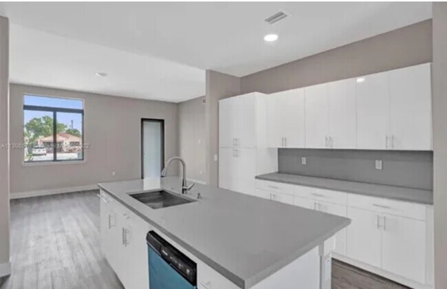 432 E 16th St in Hialeah, FL - Foto de edificio - Building Photo