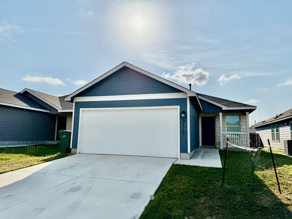 5115 Hornbeck Hts in Converse, TX - Building Photo