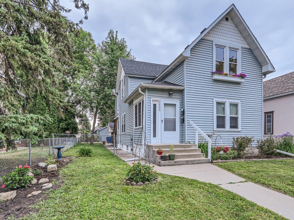 2633 Grand St NE, Unit 2 in Minneapolis, MN - Building Photo