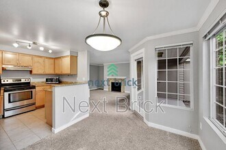 10015 NE 120th Ln in Kirkland, WA - Building Photo - Building Photo