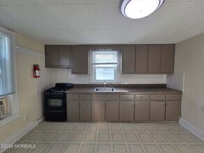 24 Rector Pl-Unit -24B in Red Bank, NJ - Building Photo - Building Photo