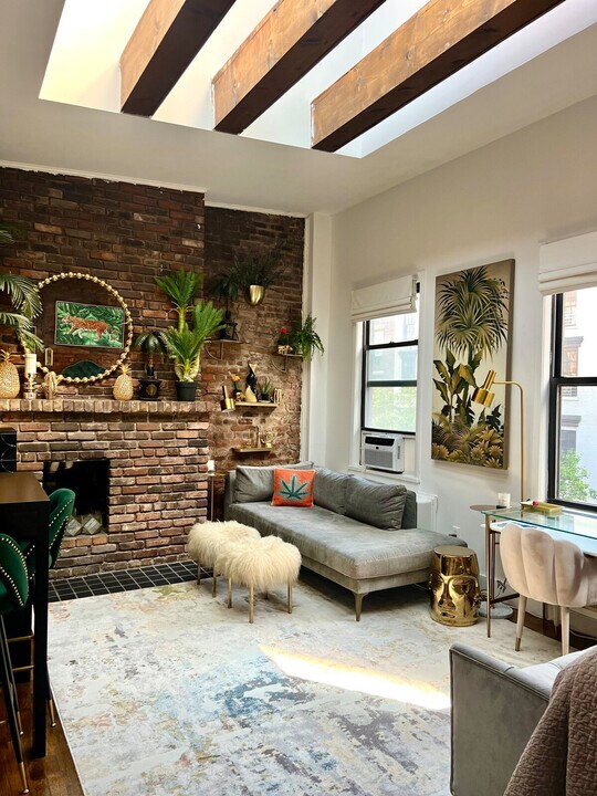 223 8th Ave in New York, NY - Building Photo
