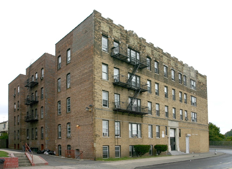 19 Freeway Dr E in East Orange, NJ - Building Photo