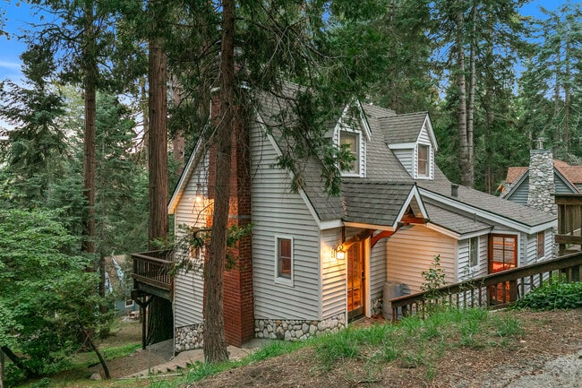 647 W Victoria Ct in Lake Arrowhead, CA - Building Photo - Building Photo