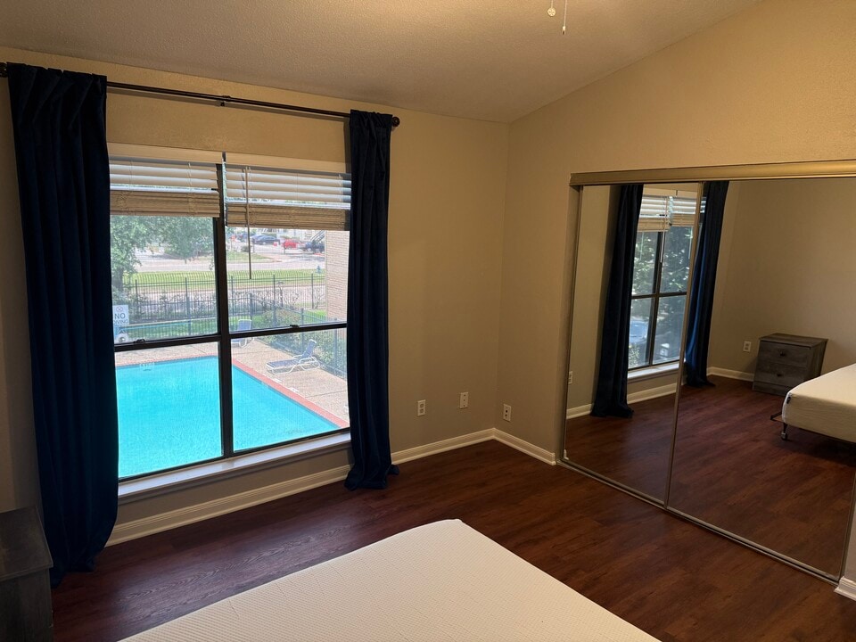 8299 Cambridge St in Houston, TX - Building Photo