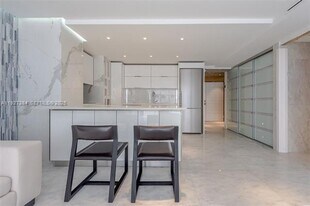 6423 Collins Ave in Miami Beach, FL - Building Photo