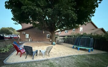 9 N Whispering Hills Dr, Unit Apt D in Naperville, IL - Foto de edificio - Building Photo