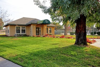 Park West Apartments in Fresno, CA - Building Photo - Building Photo