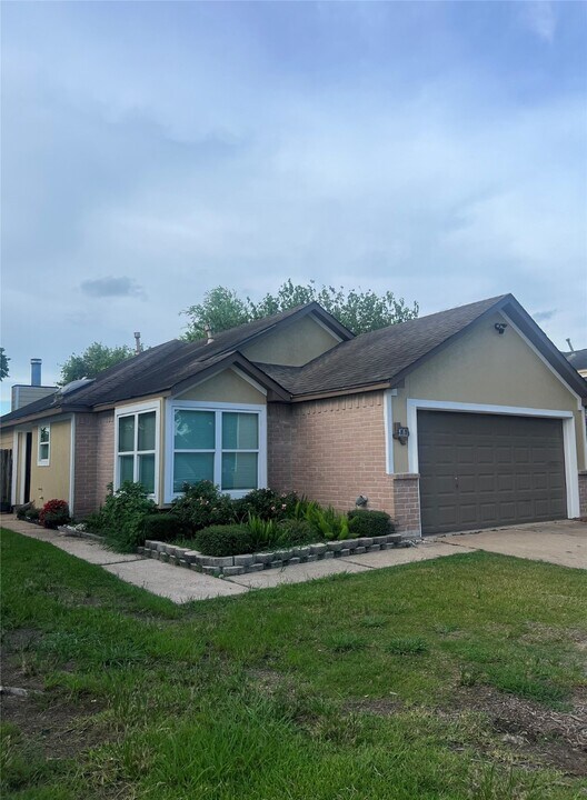 6018 Beaconridge Dr in Houston, TX - Building Photo