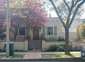 843 Huntley Dr, Unit 3-4ths. in West Hollywood, CA - Building Photo