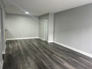 3232 NW 84th Ave in Sunrise, FL - Building Photo - Building Photo