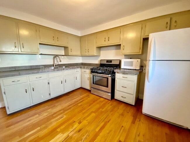 825 Collins St in Pittsburgh, PA - Building Photo - Building Photo