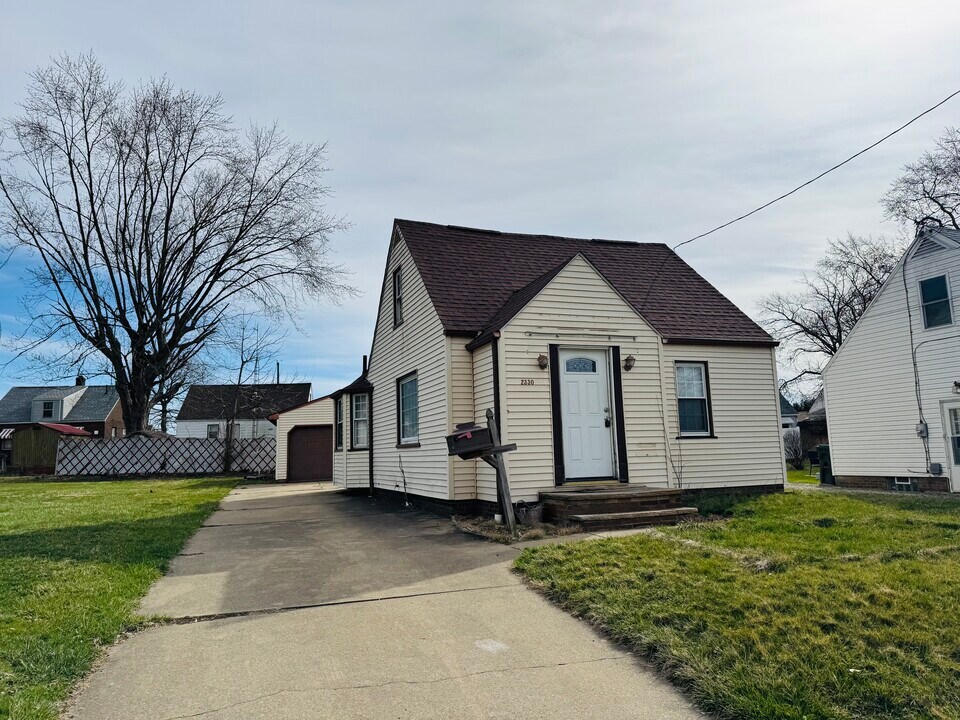 2330 Avalon Ave NE in Canton, OH - Foto de edificio