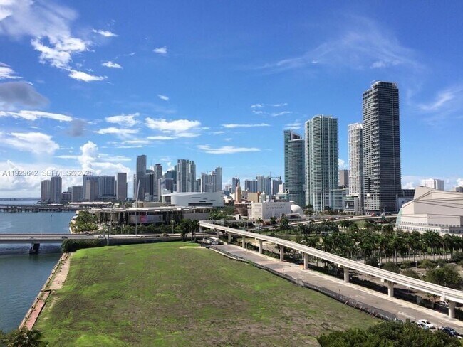 555 NE 15th St in Miami, FL - Building Photo - Building Photo