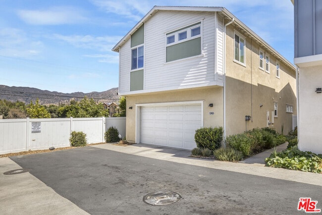 13450 Hubbard St in Los Angeles, CA - Building Photo - Building Photo