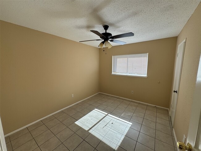 7430 Lobera Dr in Houston, TX - Foto de edificio - Building Photo