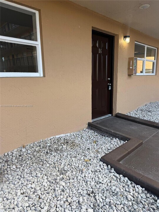 5425 W 24th Ave in Hialeah, FL - Building Photo