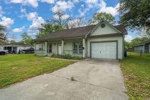 321 E Wilkins St in League City, TX - Building Photo