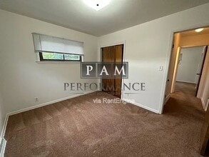 2155 S 102nd St in West Allis, WI - Foto de edificio - Building Photo