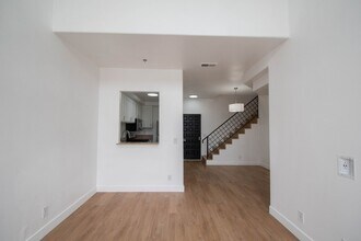 425 N Alvarado St, Unit 108 in Los Angeles, CA - Building Photo - Building Photo