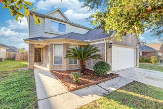 8015 Oregano Drive in Baytown, TX - Foto de edificio - Building Photo