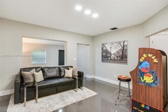 2990 NW 50th St in Miami, FL - Building Photo - Building Photo