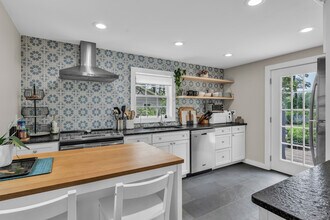 140 Dunk Rock Rd in Guilford, CT - Building Photo - Building Photo
