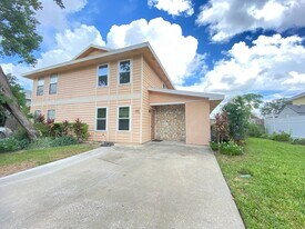 Wow! 2 bedroom, 2.5 bath, two story townho in Altamonte Springs, FL - Building Photo