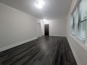 5820 W Berteau Ave, Unit 2 in Chicago, IL - Building Photo - Building Photo