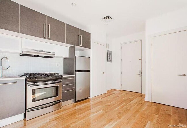 21 Montrose Ave in Brooklyn, NY - Building Photo - Building Photo