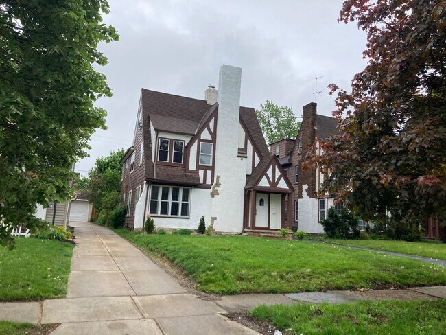 3627 Lindholm Rd in Shaker Heights, OH - Building Photo - Building Photo
