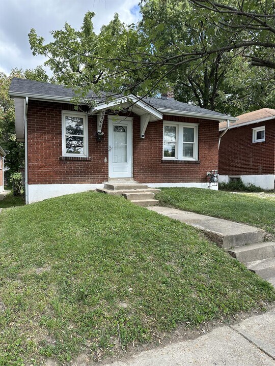8303 Braddock Dr in St. Louis, MO - Building Photo
