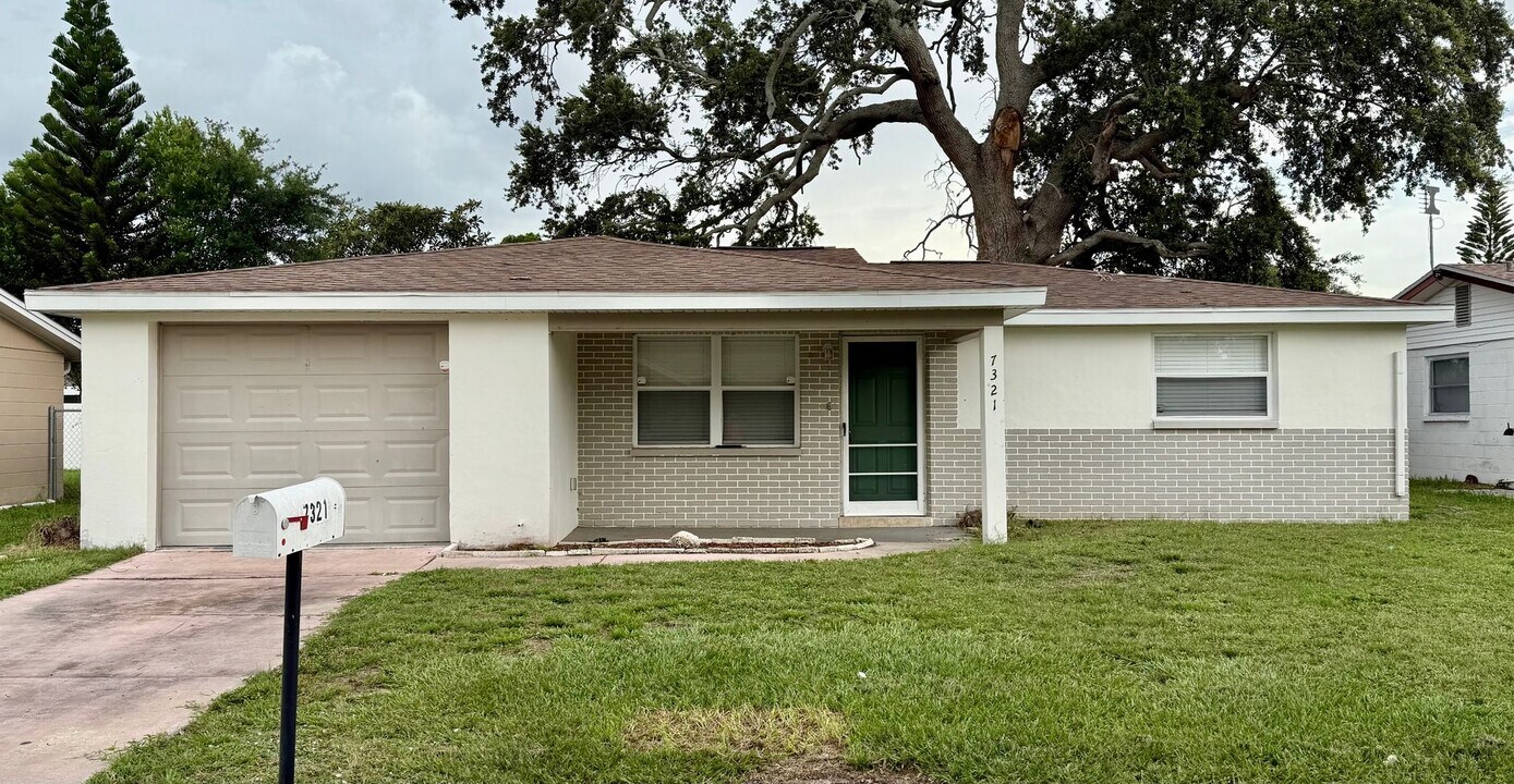 7321 Brentwood Dr in Port Richey, FL - Building Photo