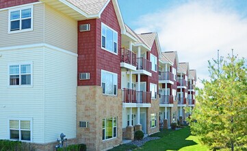 Gateway Place Apartments in Chanhassen, MN - Foto de edificio - Building Photo