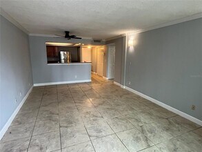 2755 Coconut Bay Ln, Unit 112 in Sarasota, FL - Foto de edificio - Building Photo