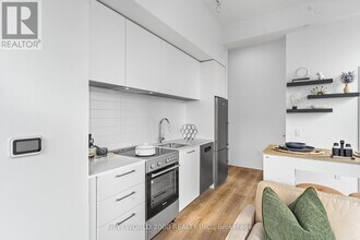 101 Roehampton Ave in Toronto, ON - Building Photo - Building Photo