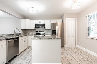 1392 Churchill Cir in Naples, FL - Foto de edificio - Building Photo