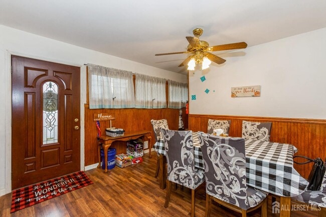 332 Ernston Rd in Old Bridge, NJ - Building Photo - Building Photo