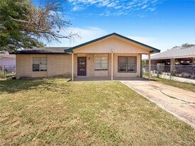 13 N Vermont Ave in Mercedes, TX - Building Photo
