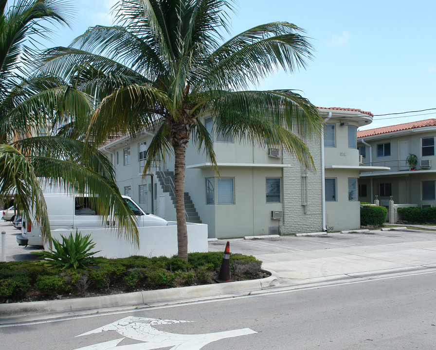 Abbott Manor Apartments in Surfside, FL - Building Photo