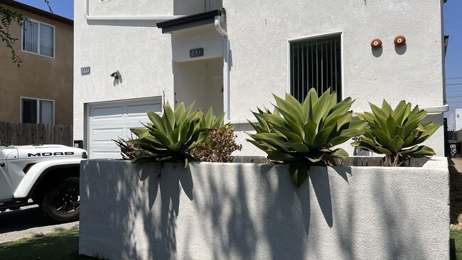 831 E 109th St in Los Angeles, CA - Foto de edificio - Building Photo
