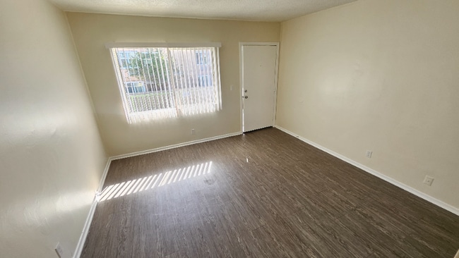 14926 Hawthorne Blvd in Lawndale, CA - Foto de edificio - Building Photo