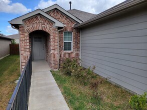 3200 Crystal Bend Dr in Pflugerville, TX - Building Photo - Building Photo