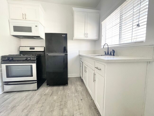 979 S Oxford Ave, Unit 106A in Los Angeles, CA - Foto de edificio - Building Photo