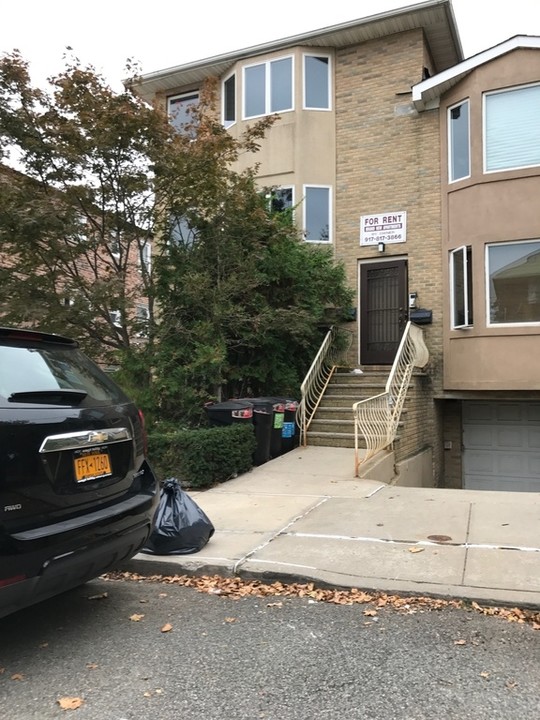 21350 34th Rd in Flushing, NY - Foto de edificio