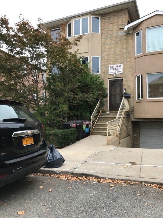 21350 34th Rd in Flushing, NY - Building Photo