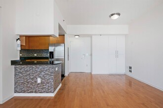 102 Christopher Columbus Dr in Jersey City, NJ - Building Photo - Building Photo