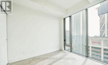 8-4708 Cumberland St in Toronto, ON - Building Photo - Building Photo