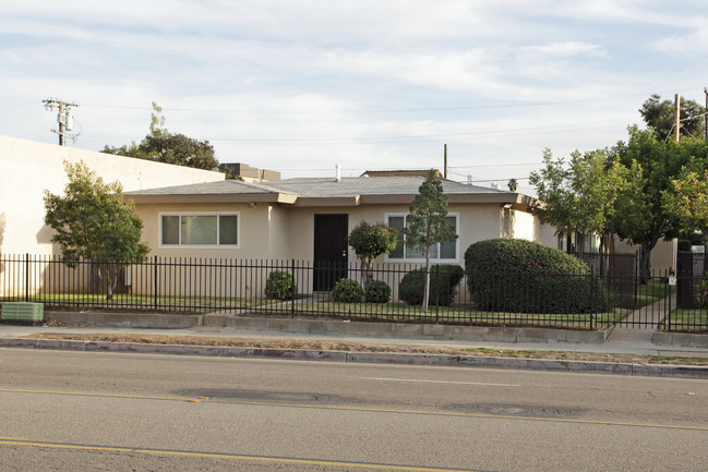 1009 E Grand Ave in Escondido, CA - Building Photo - Building Photo